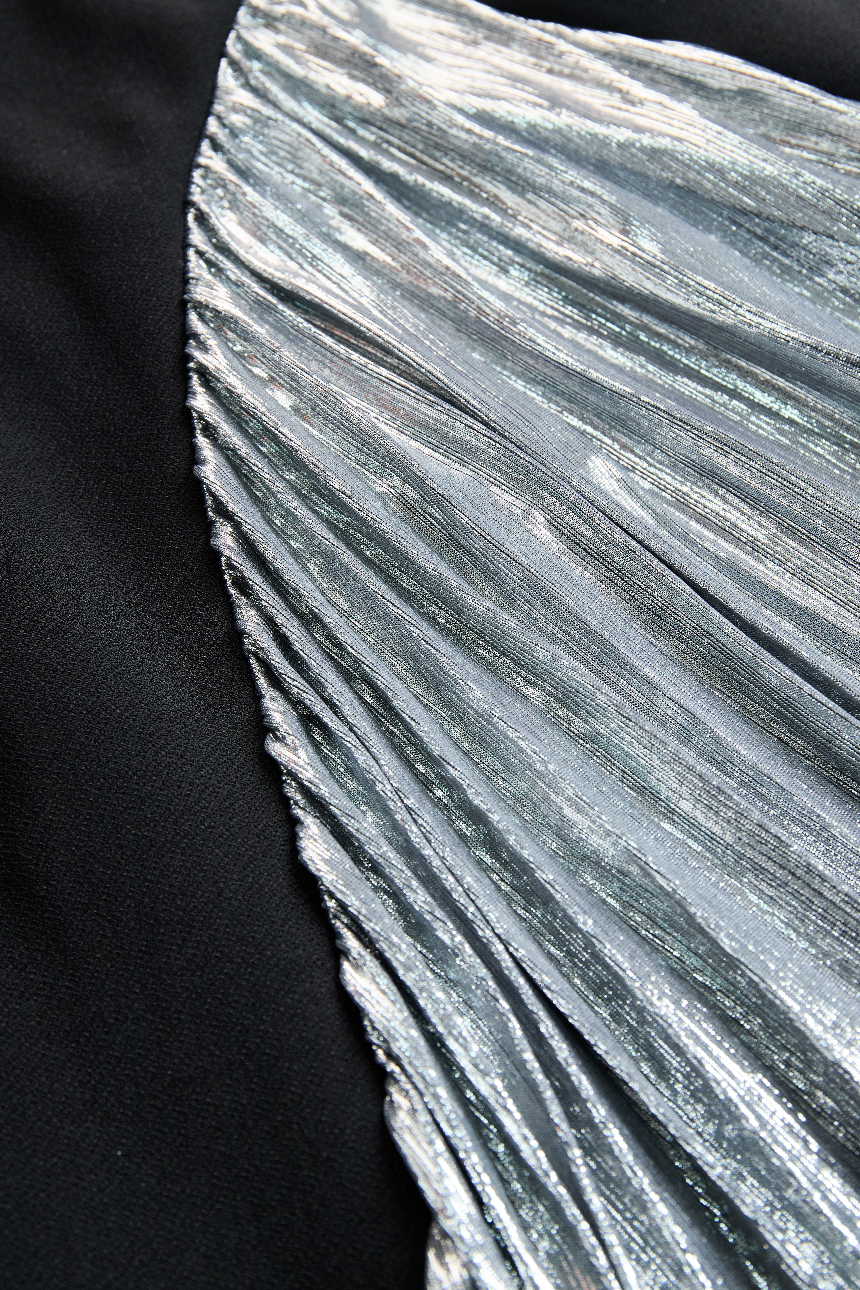 Léon Varel Elegant Tuxedo-Inspired Silver Slit Gown