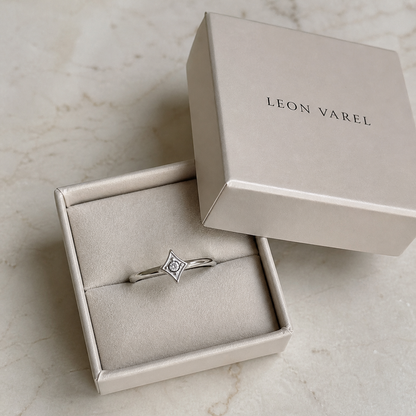 Léon Varel Minimalist Silver Ring