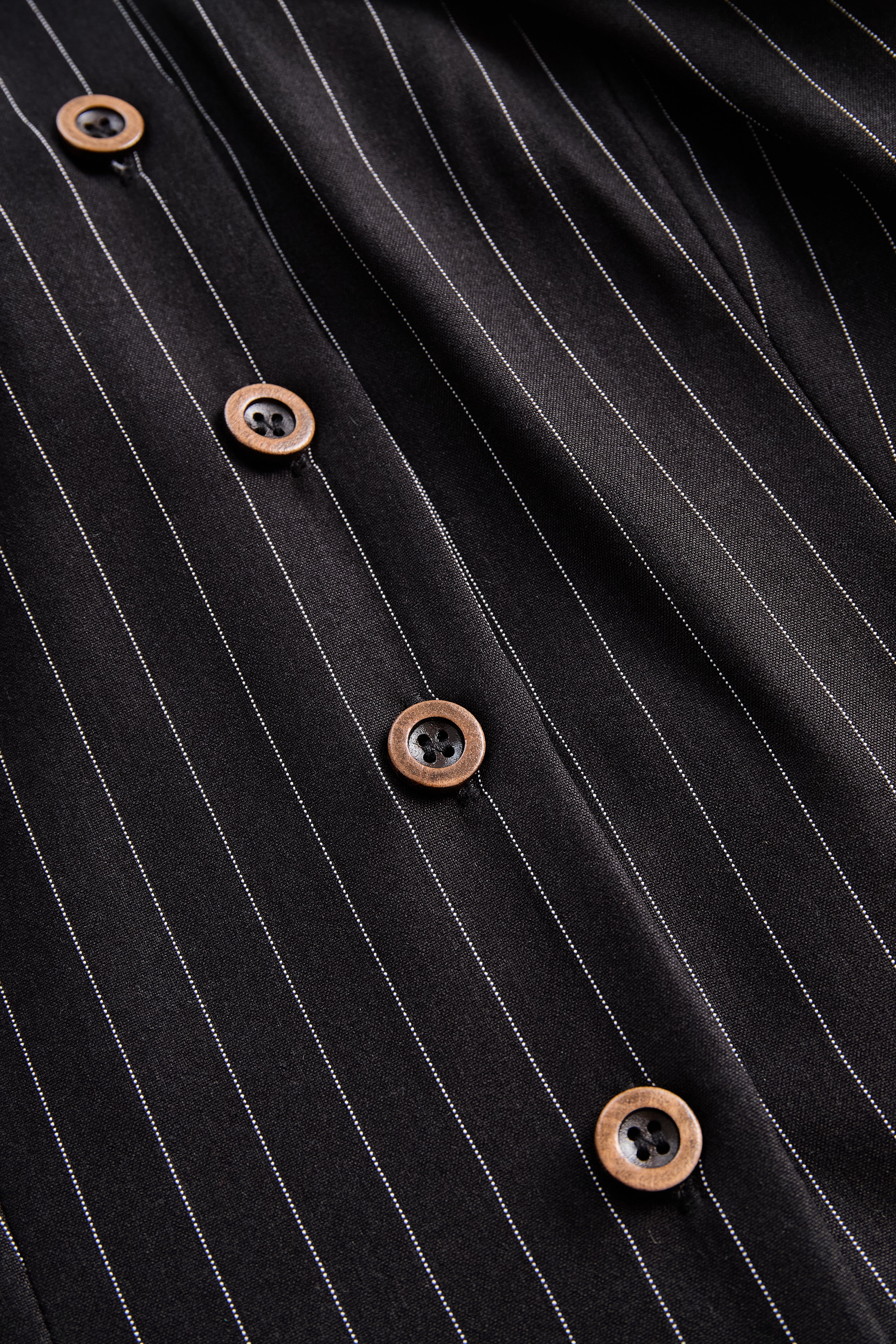 Léon Varel Pinstripe Top With Contrast Collar And Button Front