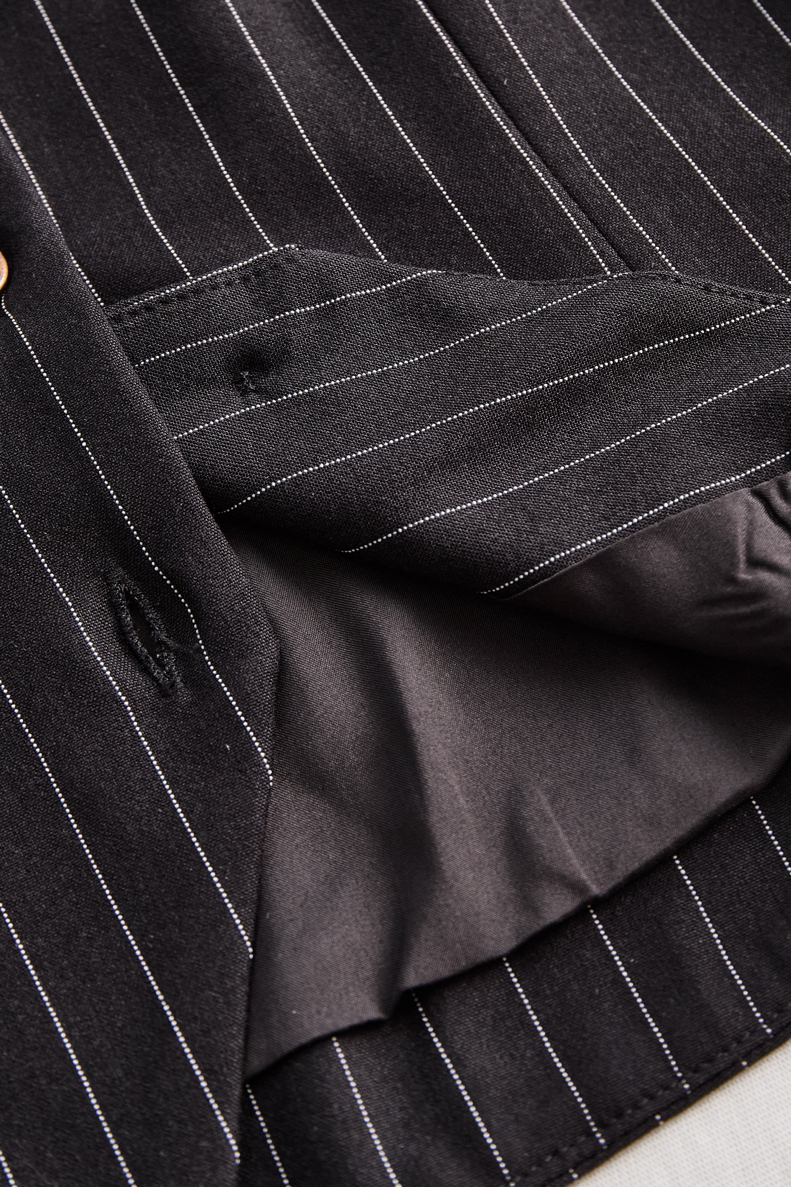 Léon Varel Pinstripe Top With Contrast Collar And Button Front