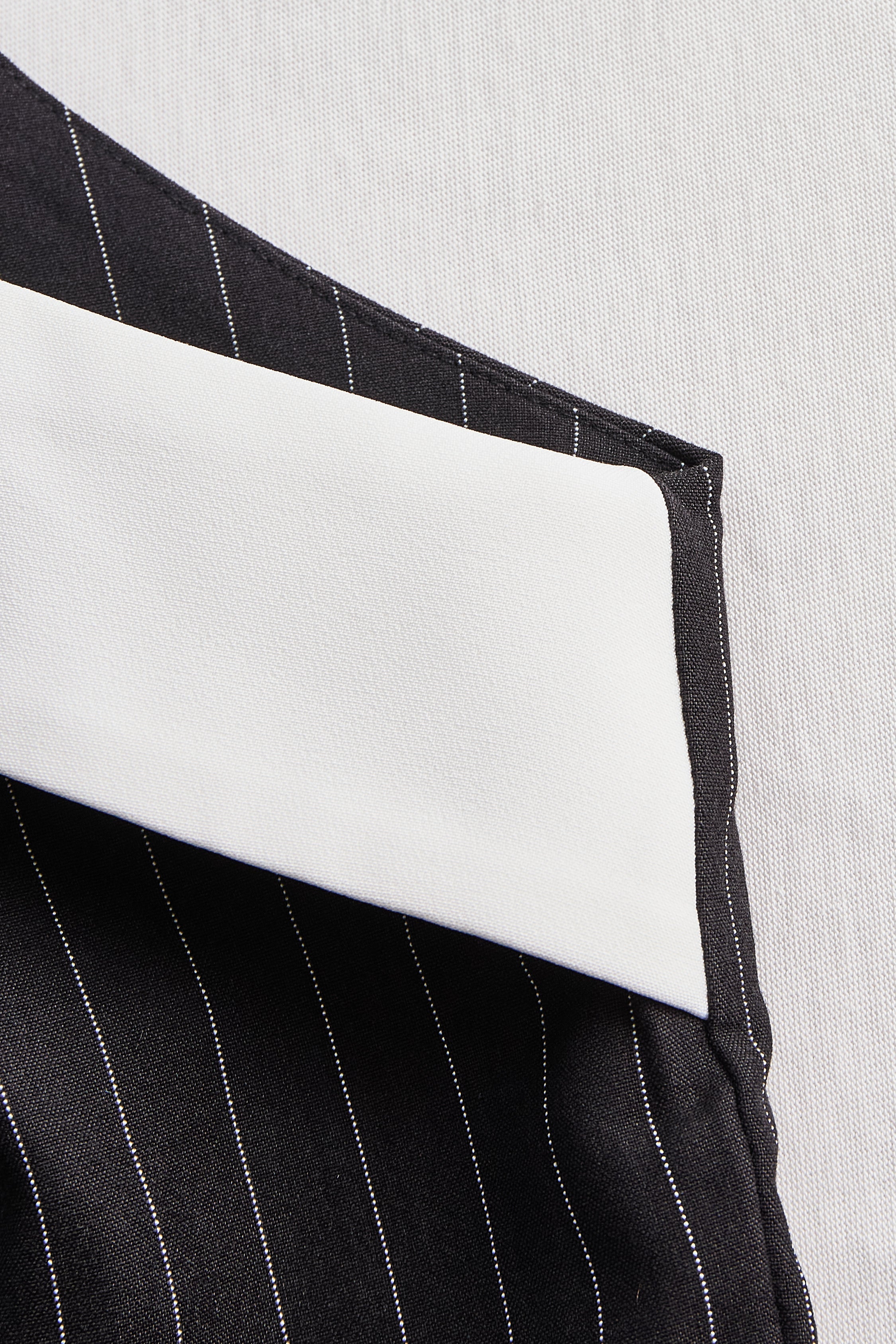 Léon Varel Pinstripe Top With Contrast Collar And Button Front