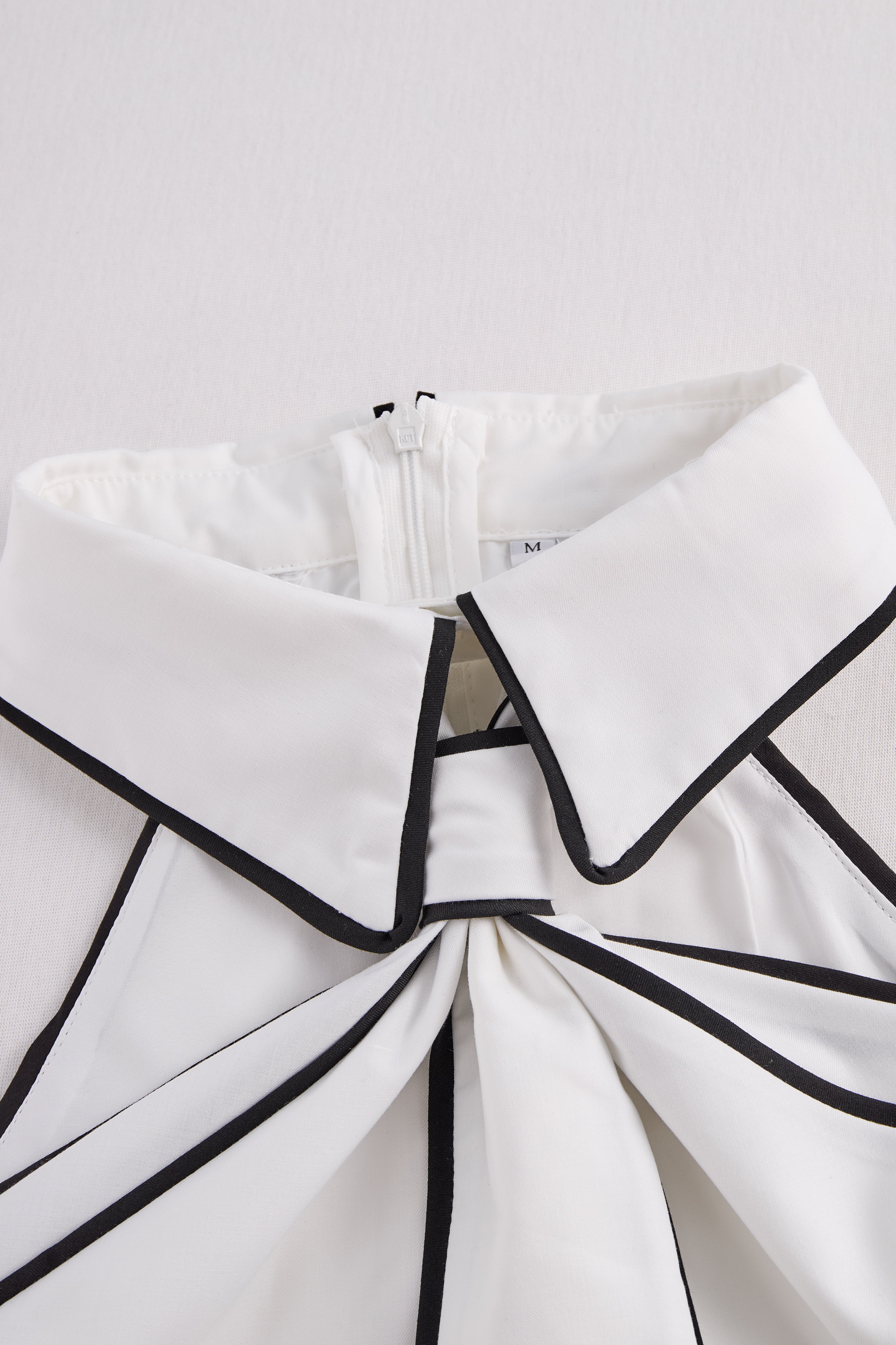 Léon Varel Stylish Sleeveless Halter Neck Blouse With Bold Contrast Trim
