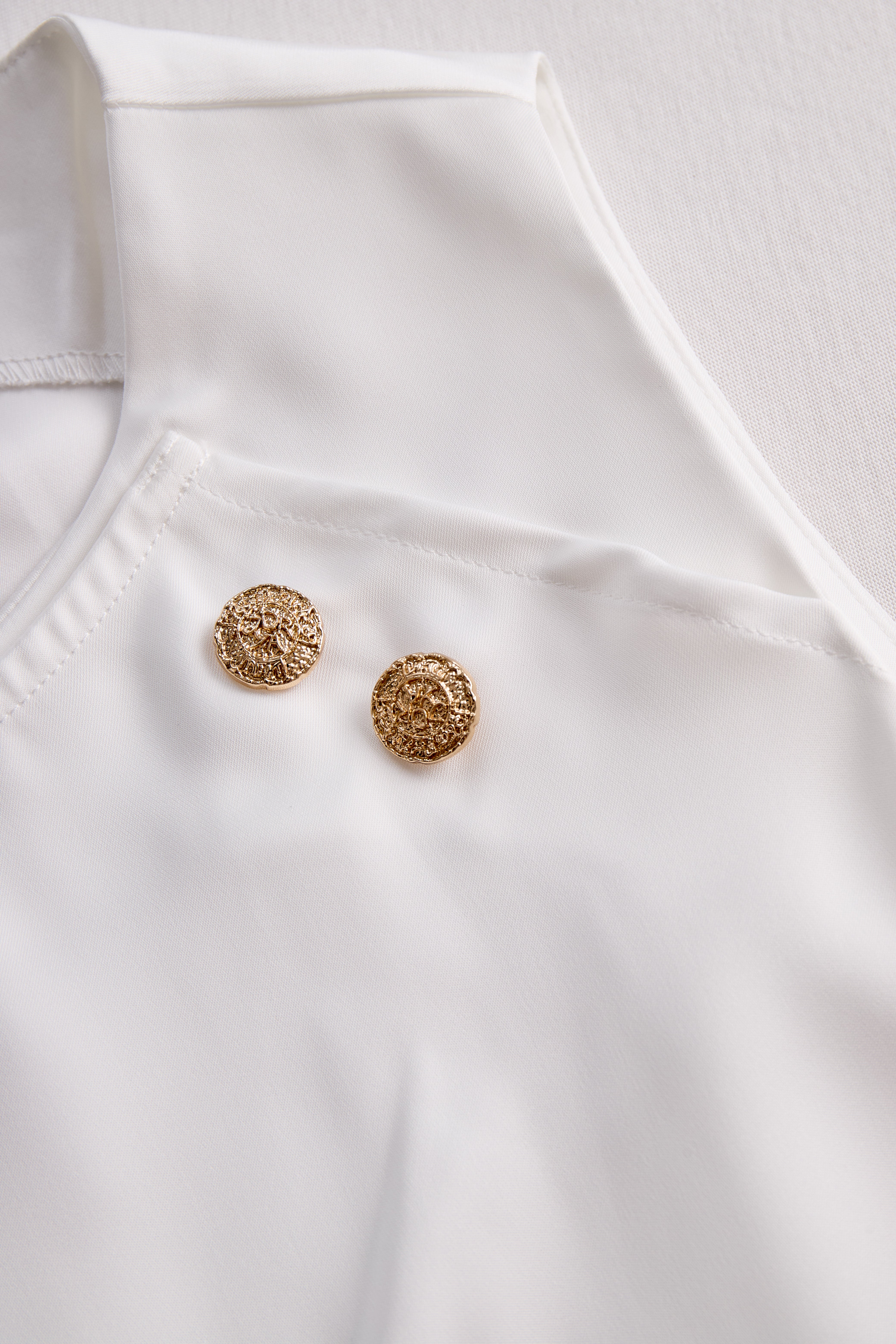 Léon Varel Elegant White Draped Top with Button Detail