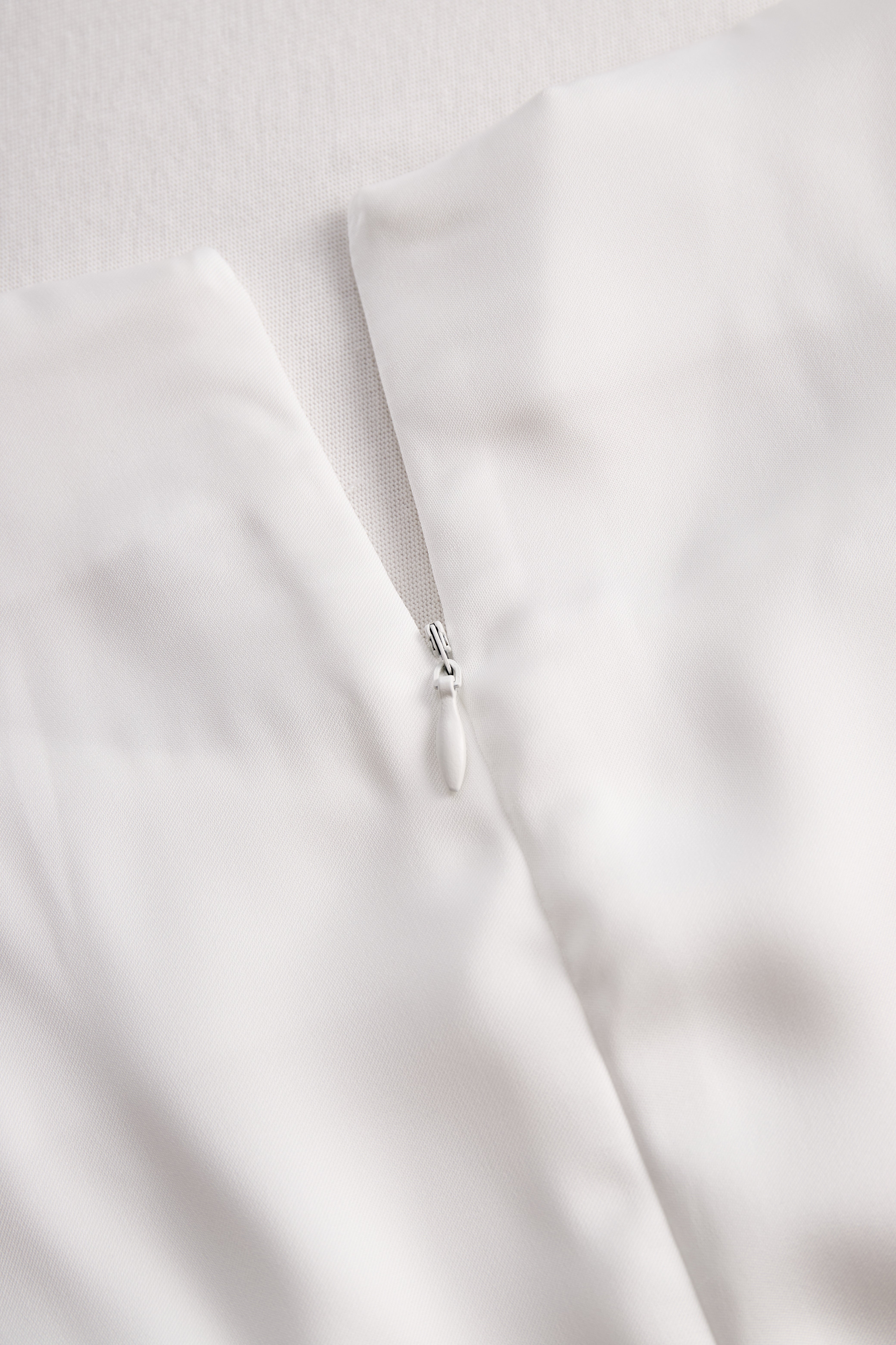 Léon Varel Elegant White Draped Top with Button Detail
