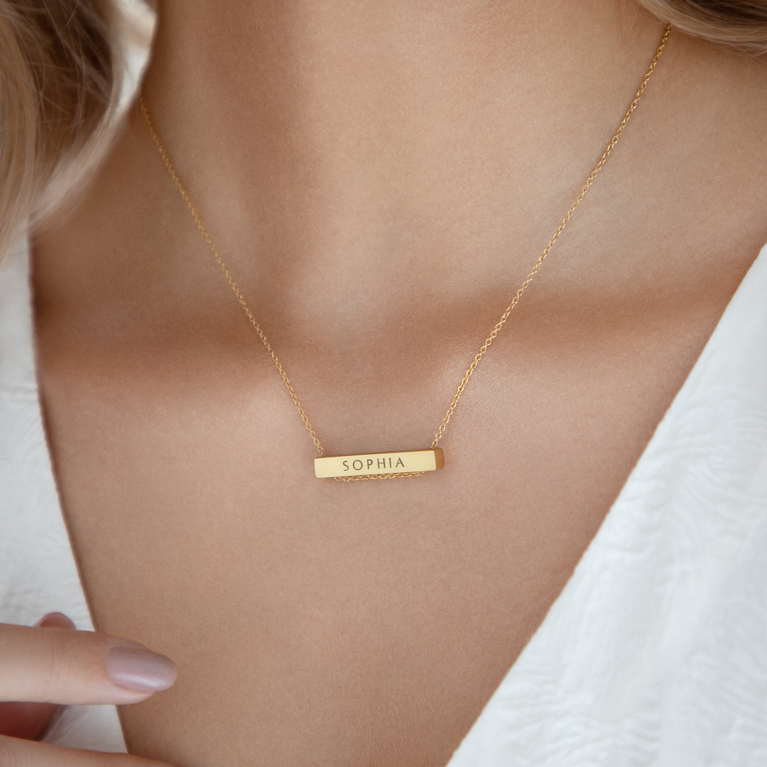 Léon Varel 3cm horizontal gold personalized bar necklace
