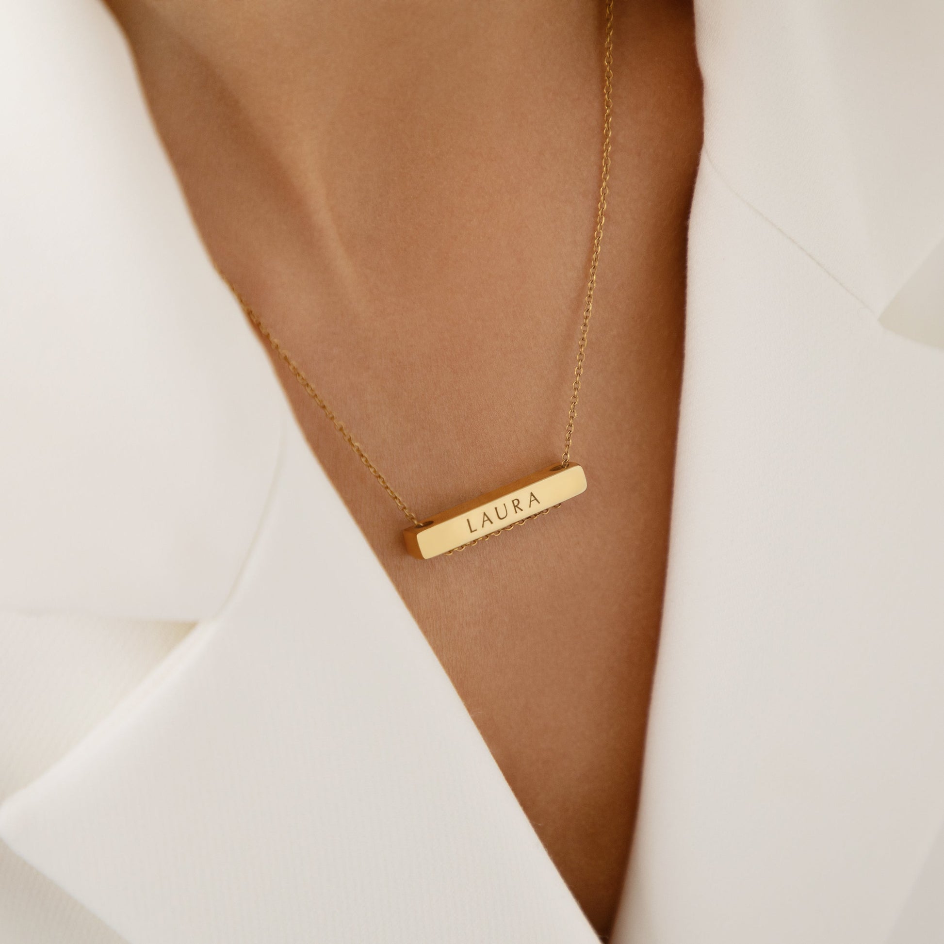 Léon Varel 3cm horizontal gold personalized bar necklace