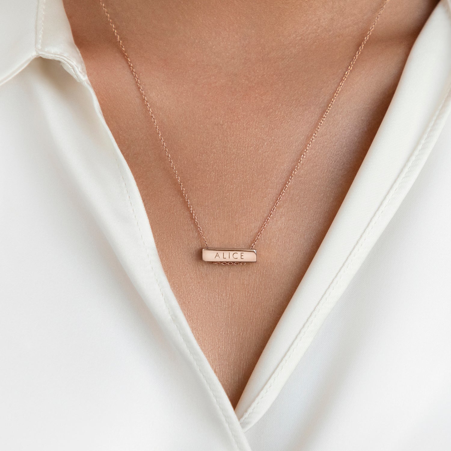 Léon Varel 2cm rose gold personalized bar necklace