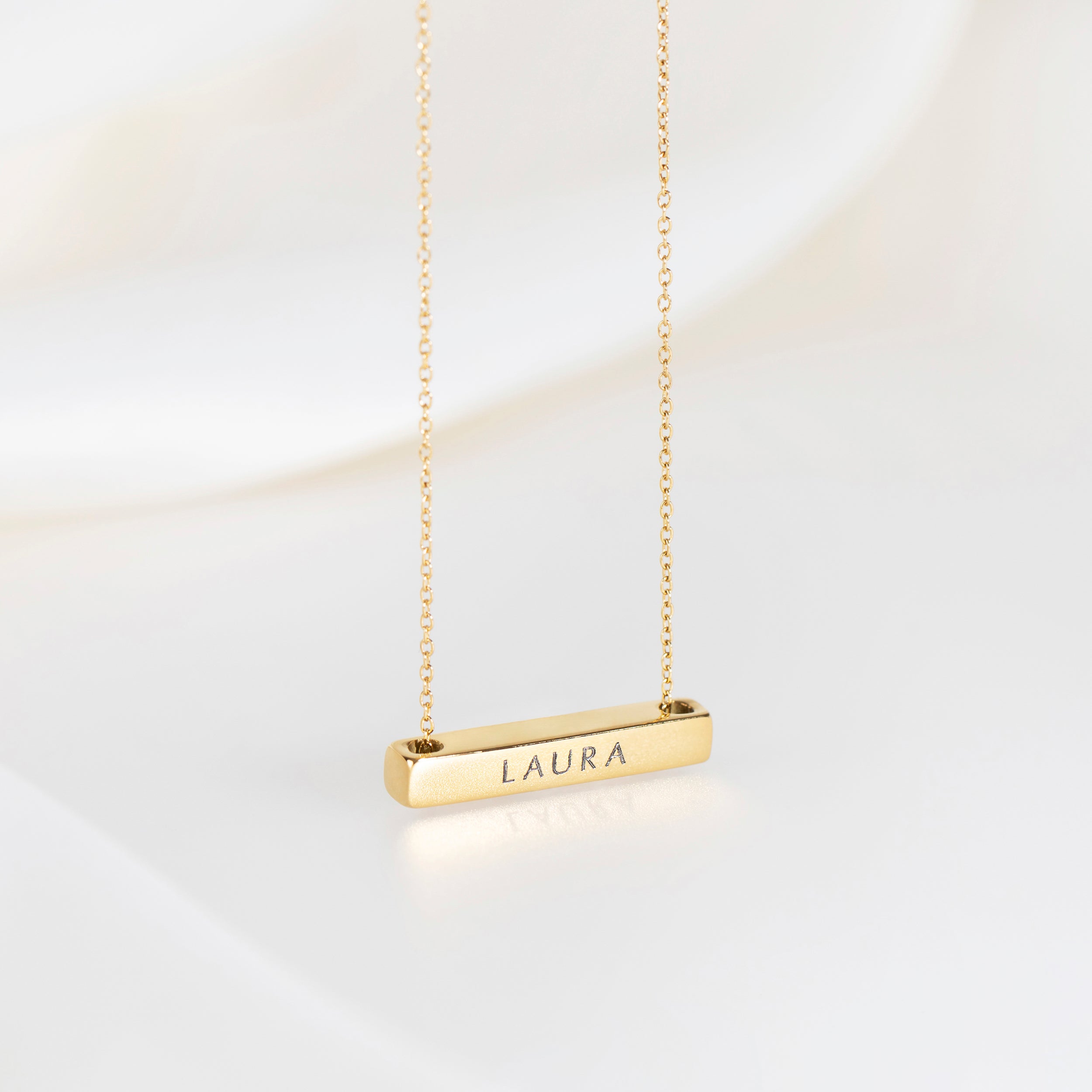 Léon Varel 3cm horizontal gold personalized bar necklace