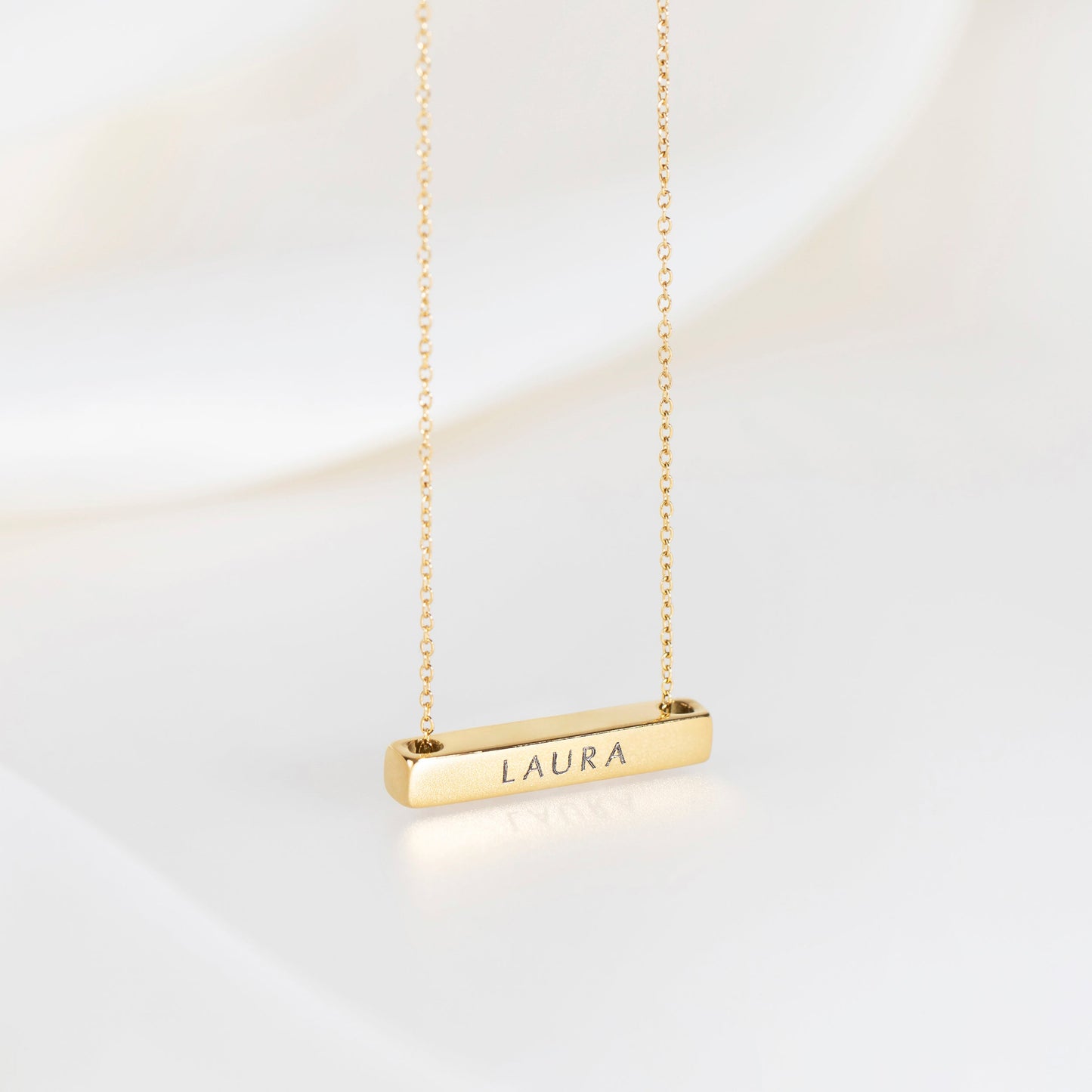 Léon Varel 3cm horizontal gold personalized bar necklace