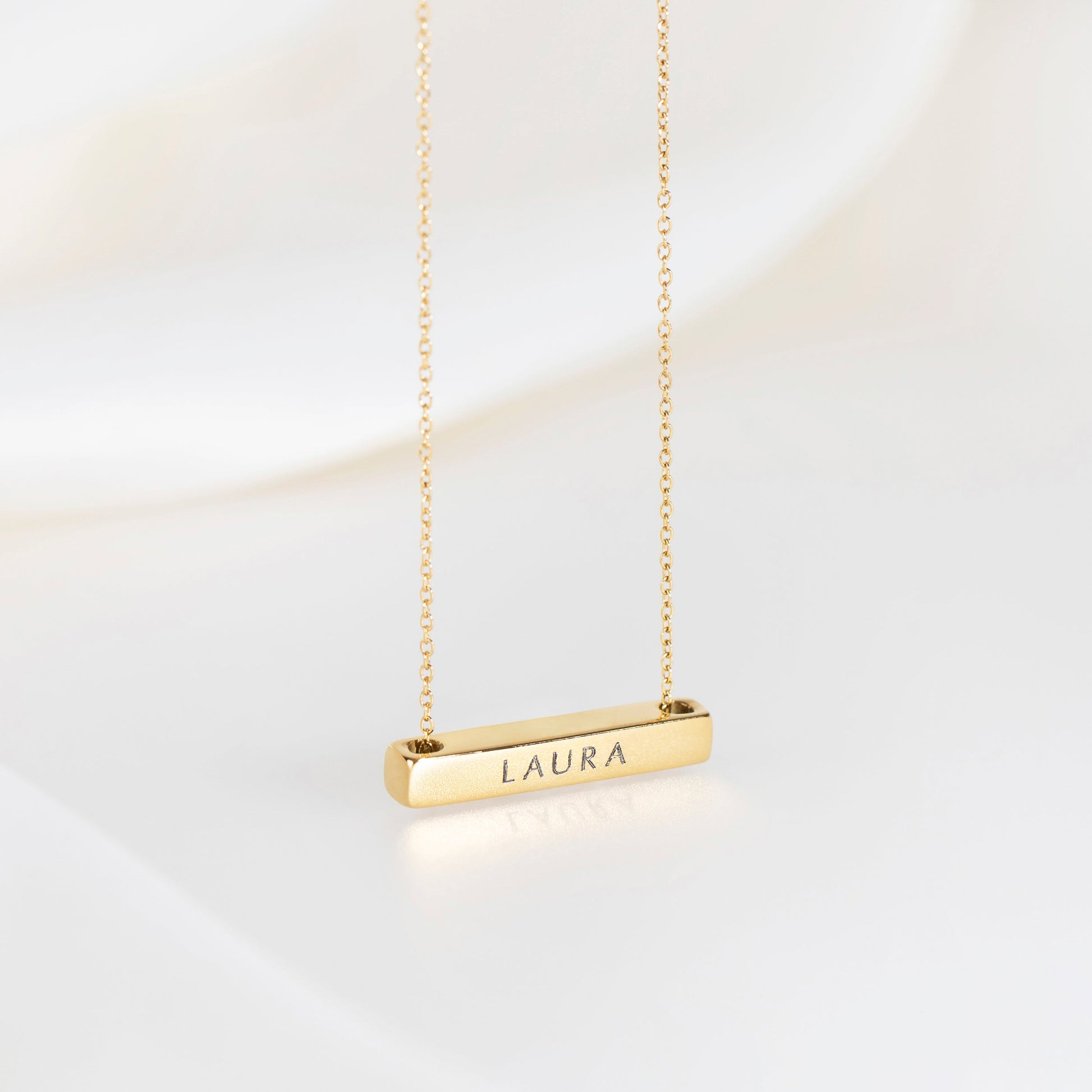 Léon Varel 3cm horizontal gold personalized bar necklace