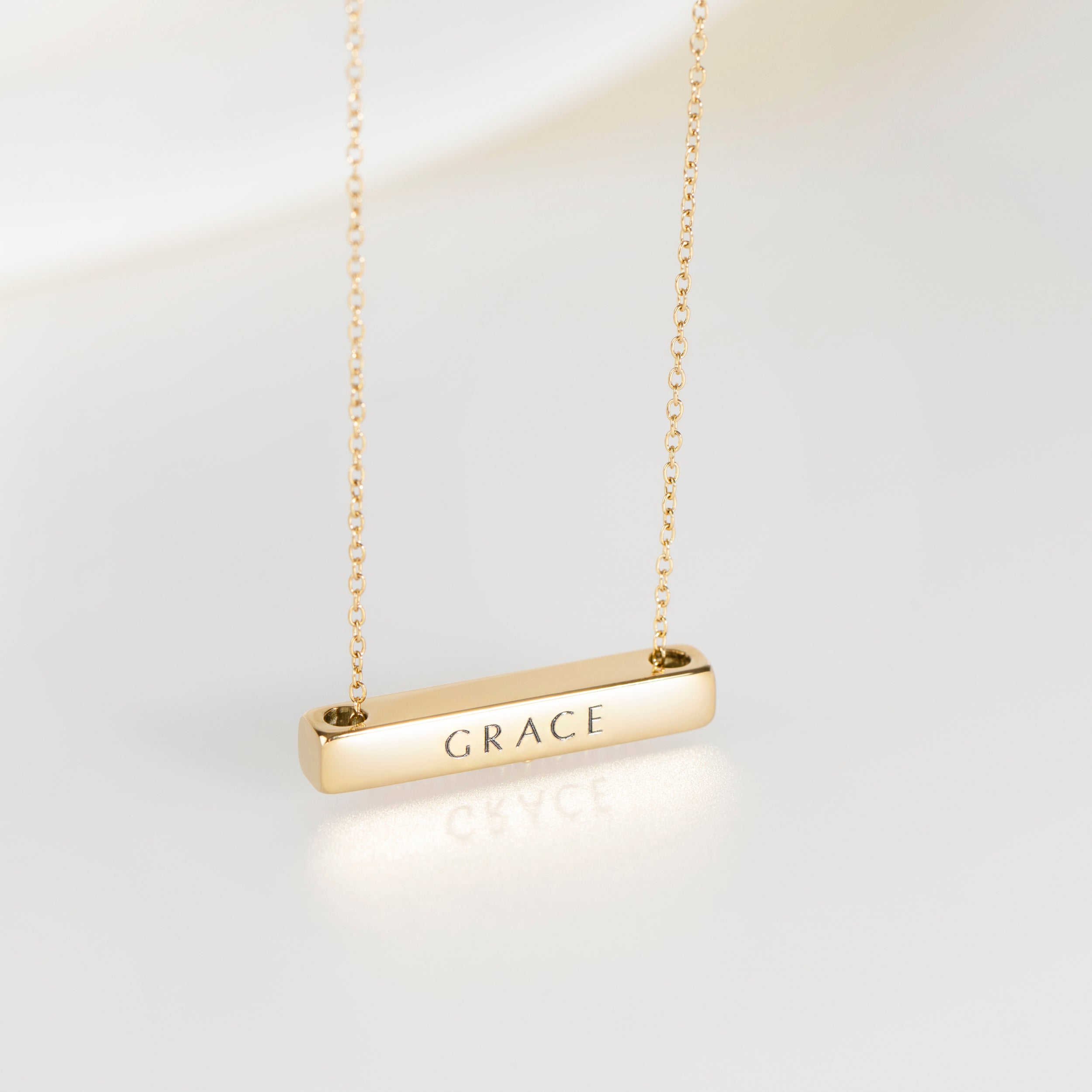 Léon Varel 3cm horizontal gold personalized bar necklace