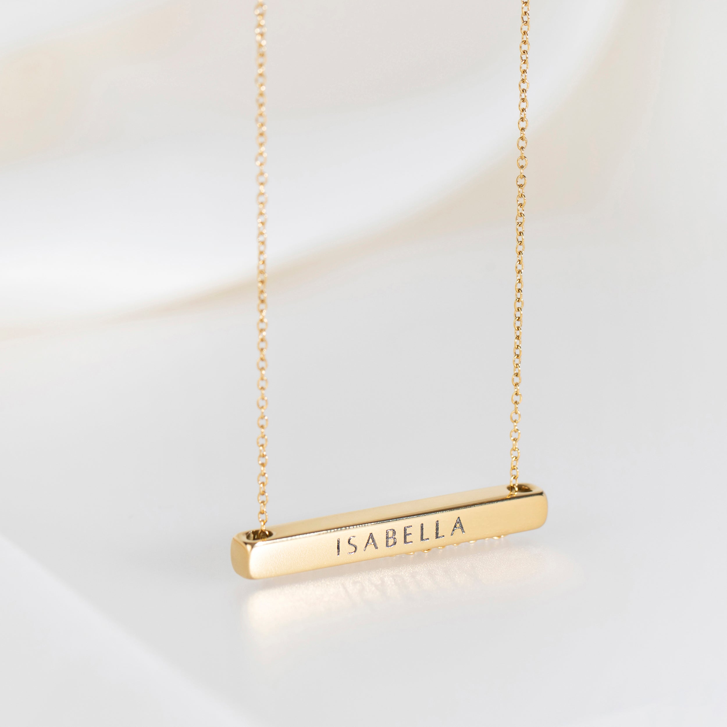 Léon Varel 4cm personalized gold bar necklace