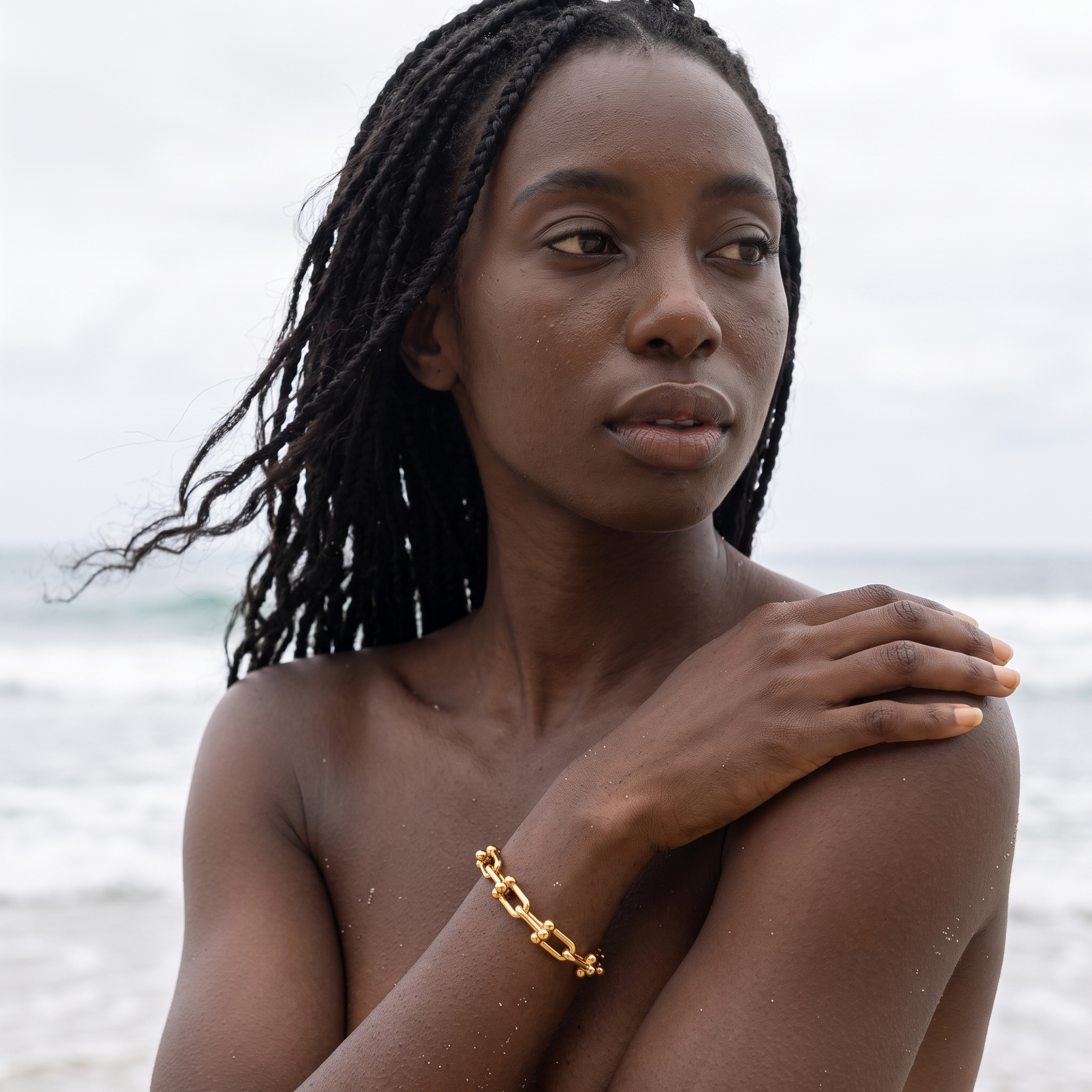 Allure Armband goud editorial modelbeeld – Léon Varel