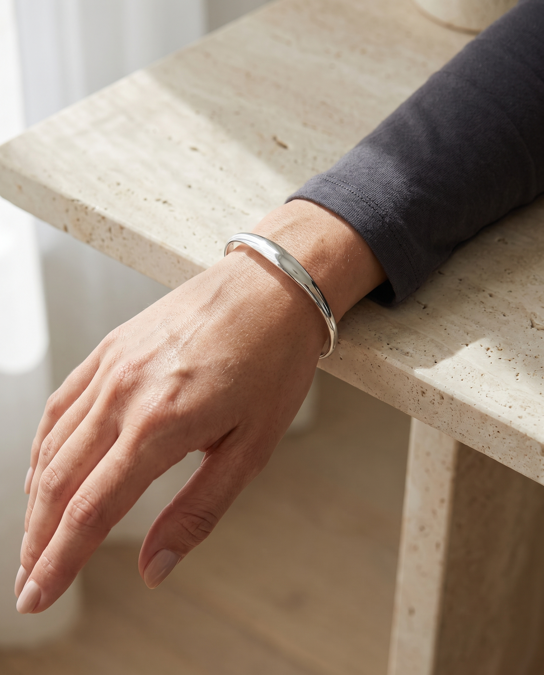 Manchetarmband Zilver – gedragen door model